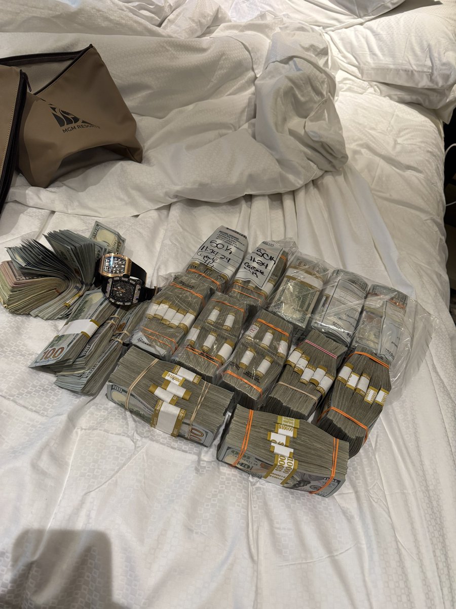 THIS IS 💸 MOSCIUN 💸

Discord + Website links + HUGE announcements all dropping soon 👀 

Mint now: magiceden.us/launchpad/mosc…
-Only on Magic Eden