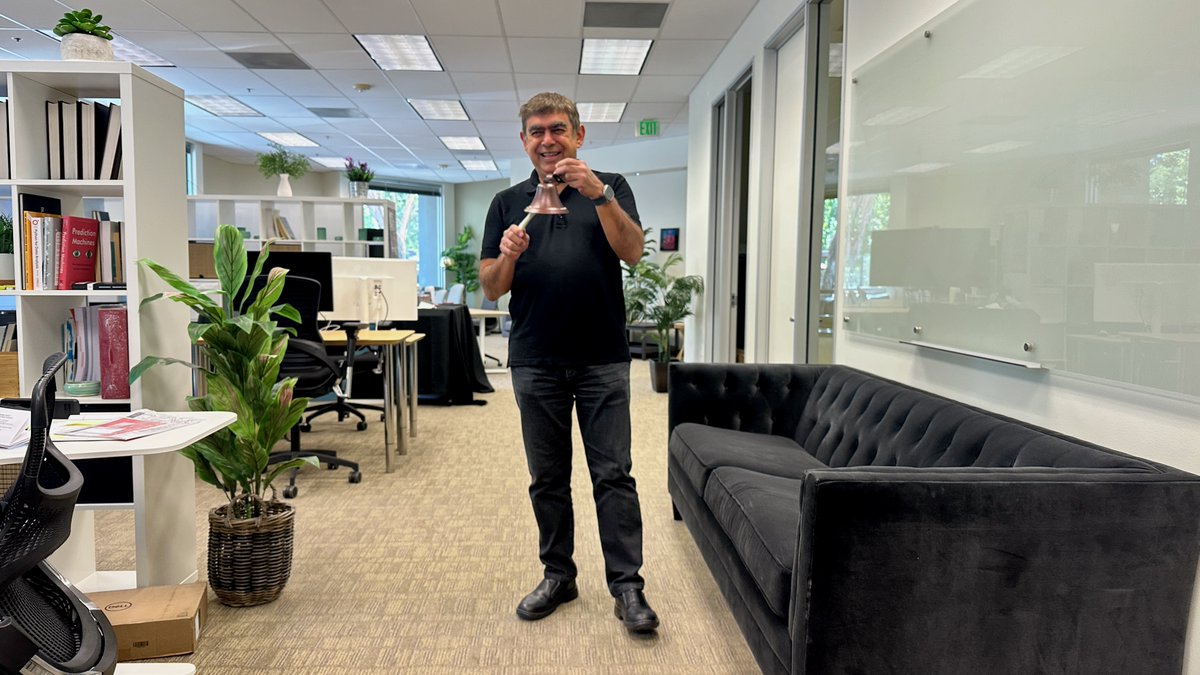 Vianai Systems, Inc. (@vianaisystems) on Twitter photo TFW Dr. <a href="/vsikka/">Vishal Sikka</a> rings the bell to celebrate another amazing deal.
#startuplife #PaloAlto #SiliconValley TFW Dr. <a href="/vsikka/">Vishal Sikka</a> rings the bell to celebrate another amazing deal.
#startuplife #PaloAlto #SiliconValley