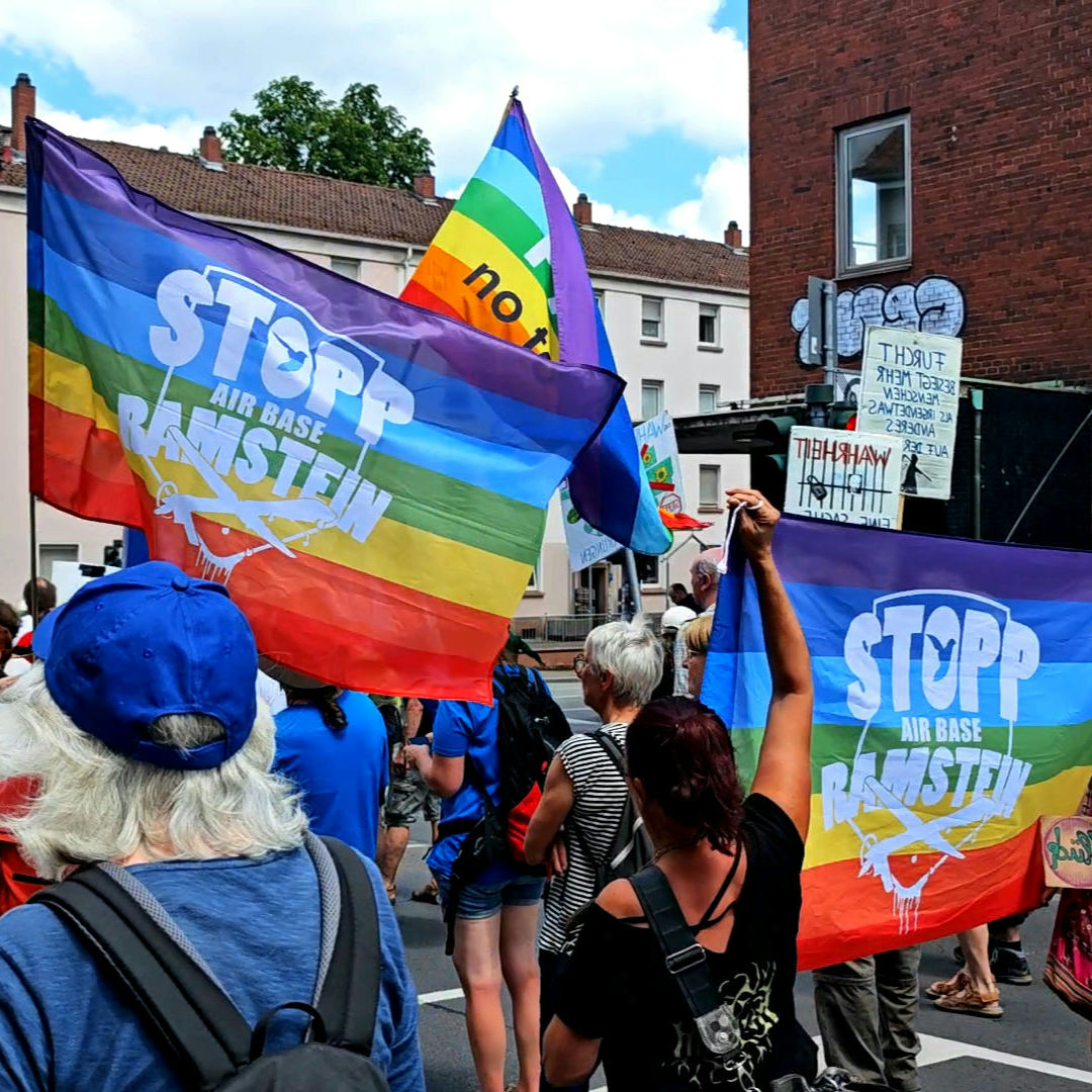 unter dem folgenden Link gibt es einige Artikel, Videos und Bilder von unserer Demonstration in Kaiserslautern am 28.07.2025:

👉 friedensvernetzung-suedwest.de/stopp-ramstein…

Wir danken allen, die dabei waren und diese Eindrücke möglich gemacht haben.

Viel Freude beim Anschauen und Nachlesen! ✌️