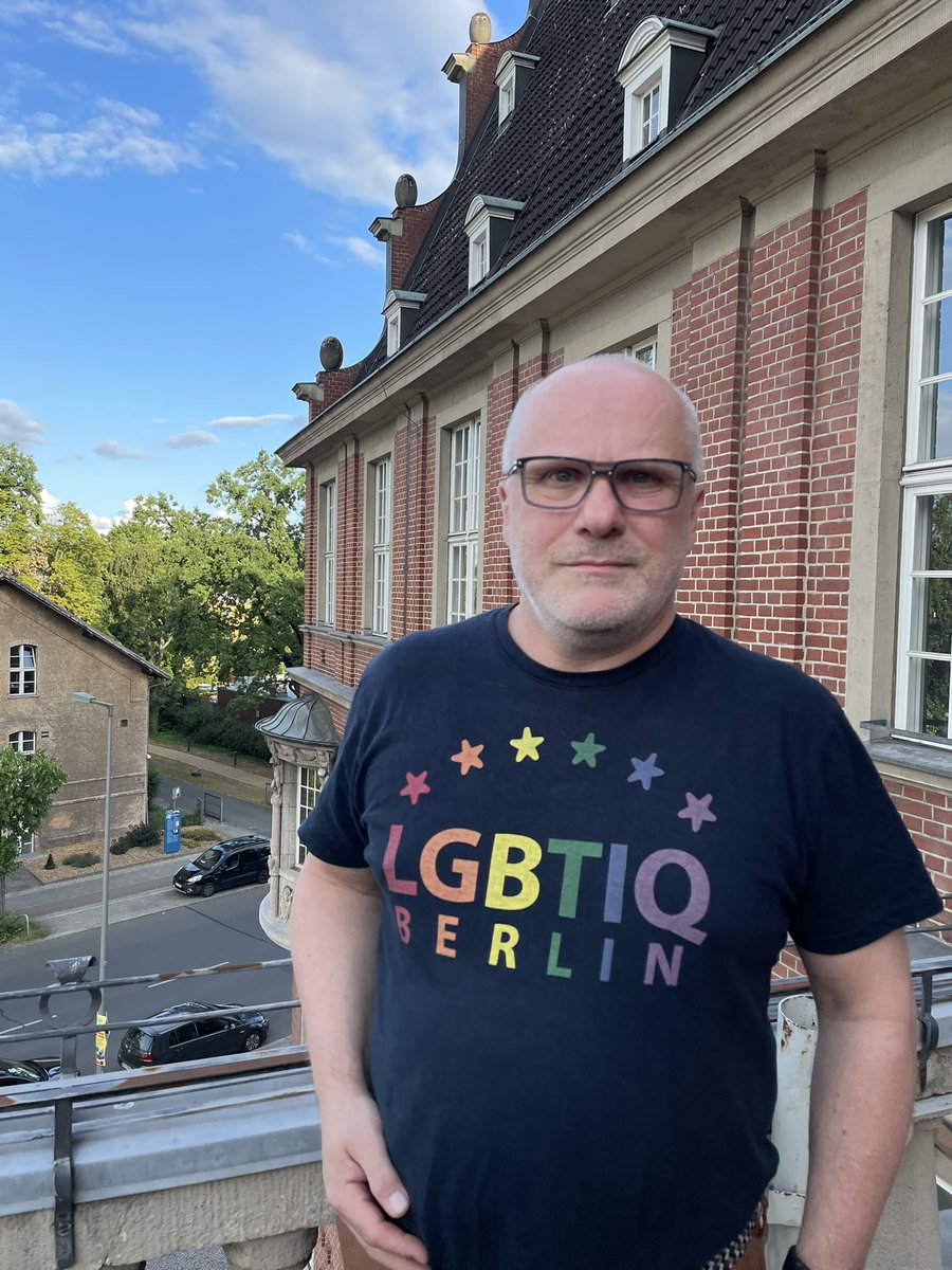 dnjahn's tweet photo. In der #BVVRDF fragt mein FDP-Kollege Andreas Otto, warum am #IDAHOBIT nicht die Regenbogenfahne gehisst wurde. Die CDU-Bürgermeisterin wirft ihm für die Frage Populismus vor. Zudem darf er sein Shirt nicht tragen, es sei zu politisch. Wir kämpfen weiter für LGBTIQ-Rechte! https://t.co/tkjx6K7ju3