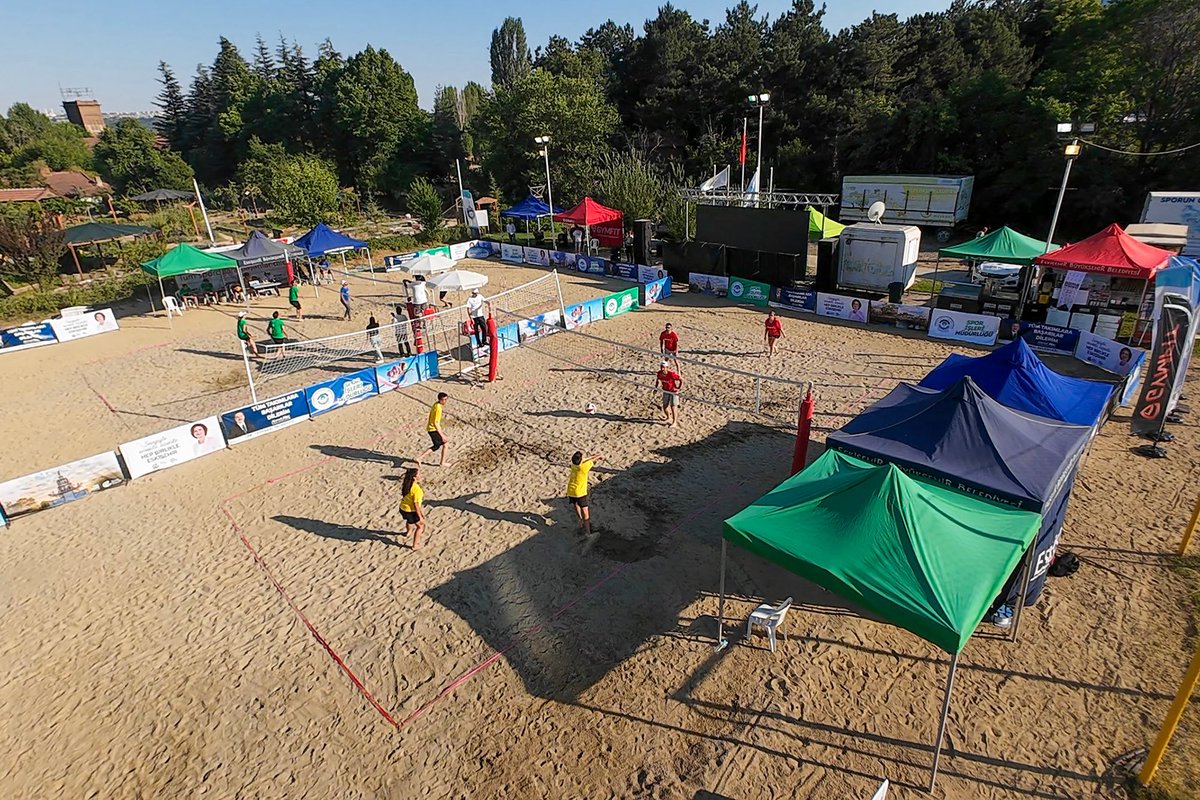 Denizsiz şehirde plaj voleybolu mu? Evet, Eskişehir’de mümkün! ⛱️🏐☀️

Büyükşehir ve Odunpazarı Belediyesi ile birlikte düzenlediğimiz Plaj Voleybolu Şenliği bugün ilk maçlarla başladı. 13 Temmuz’a kadar sürecek turnuva boyunca A Milli Kadın Voleybol Takımımızın Milletler Ligi
