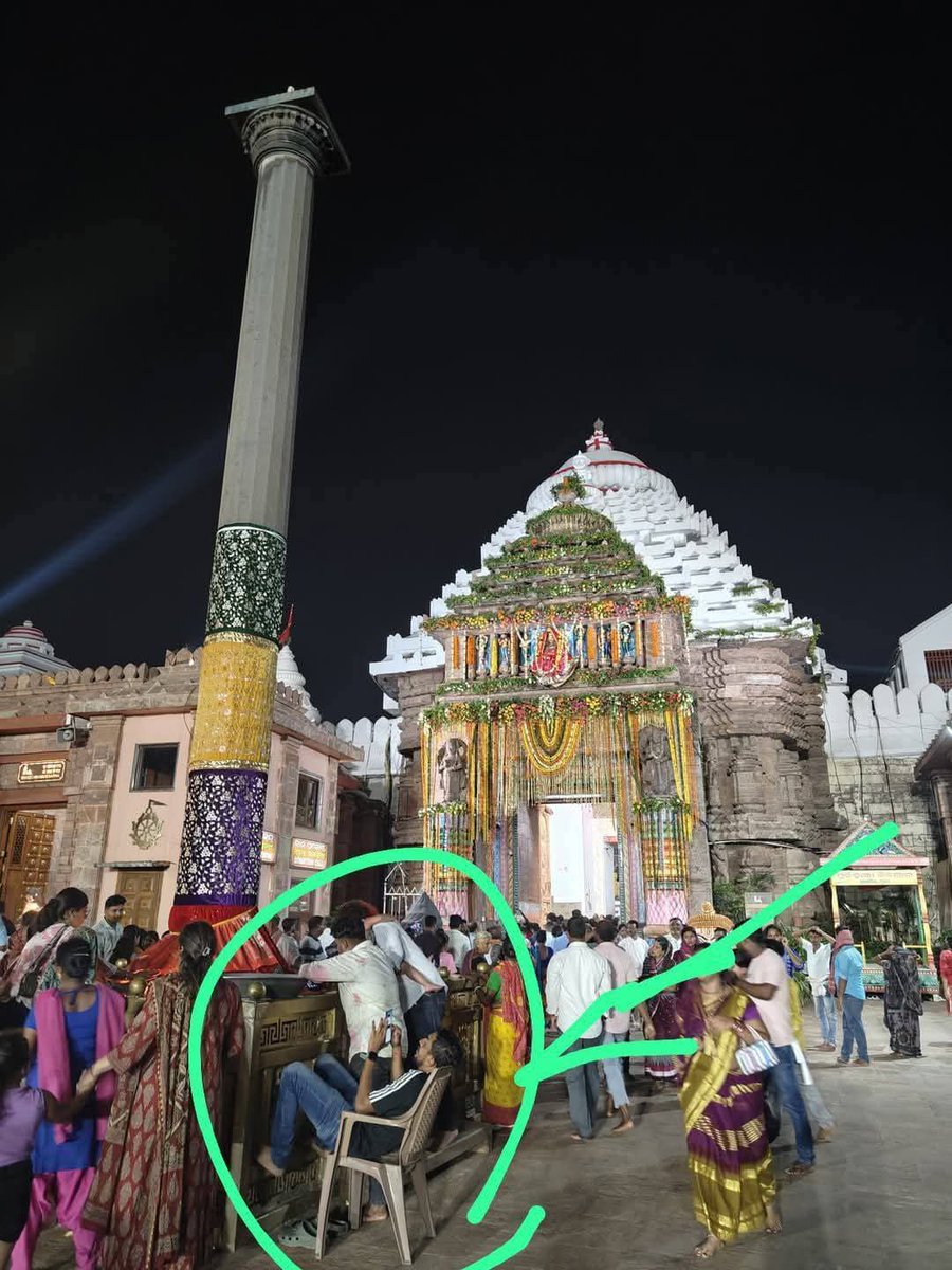 SanjibBaliars12's tweet photo. ସାଧାରଣ ଲୋକ ଙ୍କୁ ଛୁଇଁବାକୁ ବାରଣ କରି ପିତଳ ବାରିକେଟ ଲଗାଇଛନ୍ତି ଏ ଲୋକ କିଏ ଯିଏ ଚଉକି ପକେଇ ଗୋଡ଼ ଥୋଇ ମୋବାଇଲ ଦେଖୁଚି ପ୍ରଶାସନ ନ���ର ପଡୁନି କେମିତି ତୁରନ୍ତ ଏଥିପ୍ରତି ଦୃଷ୍ଟି ଦେଇ ଦୋଷୀ ବିରୁଦ୍ଧରେ ଦୃଢ଼ କାର୍ଯ୍ୟାନୁଷ୍ଠାନ ନେବାପାଇଁ l @ChanchalRanaIAS @CMO_Odisha @arvindpadhee @dm_puri @SecyChief @MohanMOdisha https://t.co/JXWk3CrSBN