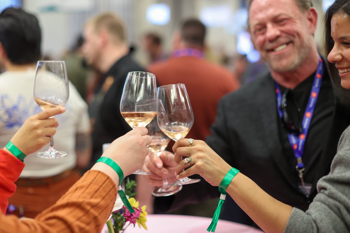 MuellerAngela's tweet photo. Tickets are on sale for Taste of Vail 2026 – April 1–4!
4 days of wine, food &amp; mountain views:
🍷 Apr 1: The Vail Pour
🍴 Apr 2: Après Tasting + Chef Competition
🌸 Apr 3: Mountaintop Rosé Tasting
✨ Apr 4: Dual Grand Galas
Details: https://t.co/GWASyby2fb
#TasteOfVail2026 https://t.co/rjEXuDeULF