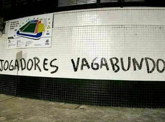 RickzinTG's tweet photo. @Nyath_rt Impressionante que esse time não tem mental PRA NADA. Sai jogador, o time fica abalado. Entra jogador, o time segue abalado. Mas parece que perder vergonhosamente não incomoda nem um pouco. A resposta pra jogador assim é simples: Não tá feliz, vaza!!!! https://t.co/G4j82HzHbq
