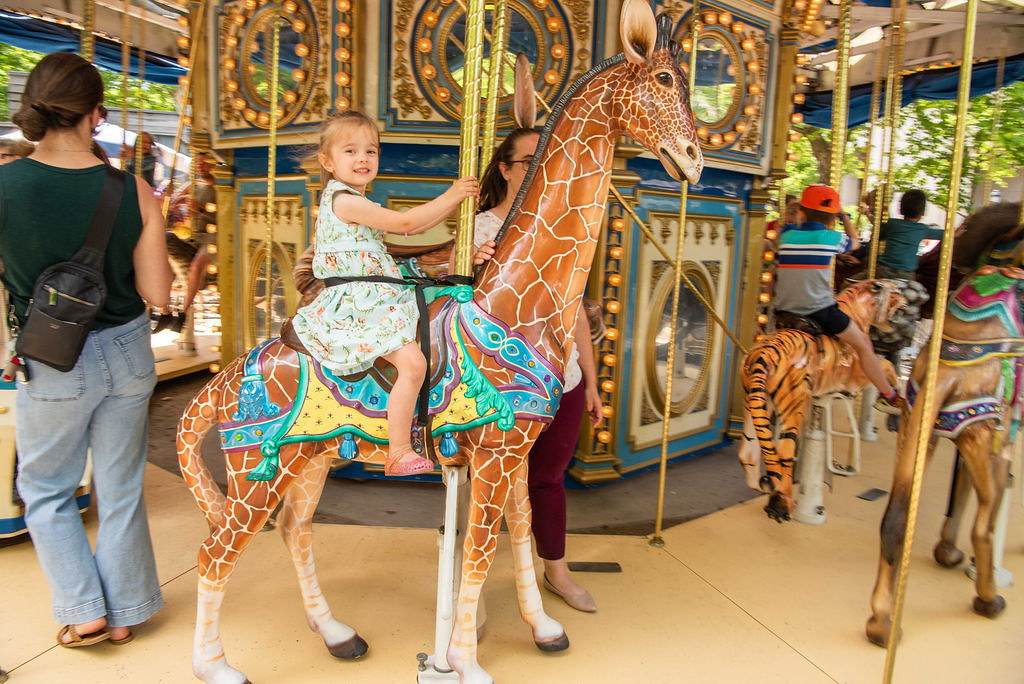 pittsburghparks's tweet image. 🎉 Looking for a one-of-a-kind birthday spot? 🎠 Celebrate with a spin! 🎉 Host your celebration at the PNC Carousel in Schenley Plaza! Enjoy unlimited rides, space to gather for your entire entourage, and festive fun in the heart of Oakland.
🎁 Perfect for kids (and kids at…