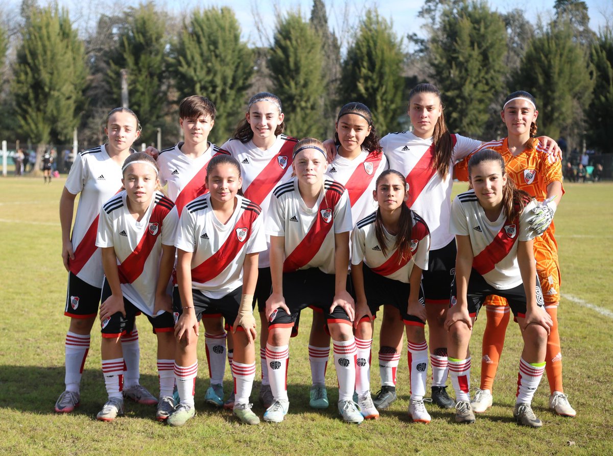 RiverPlateFem's tweet photo. ⌚️ ¡Final del primer tiempo! Con goles de Jazmín Bertti (x2), Antonia Costa y Felícitas Flores, River le gana a Ferro por 4-0.

#VamosRiver⚪️🔴⚪️ https://t.co/Y36O0ZTZso