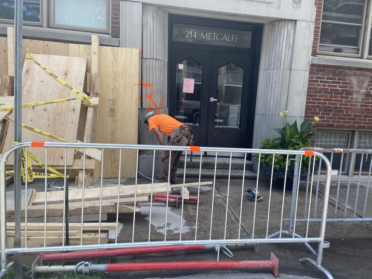 kittypants's tweet photo. Already working on it and this is not the first time this happened. I don’t think I would live there #ottawa #Metcalfestreet #alwayssomething https://t.co/K7P6PcUXmc