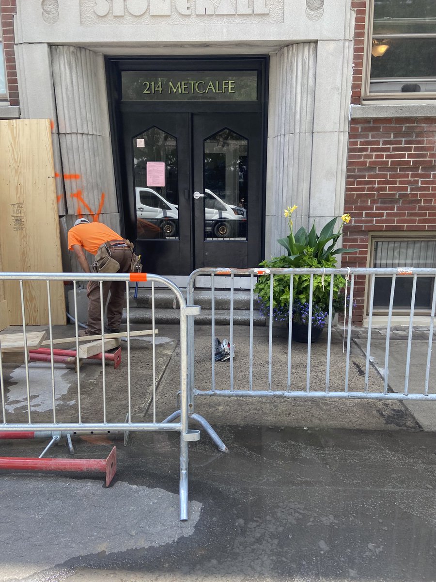 kittypants's tweet photo. Already working on it and this is not the first time this happened. I don’t think I would live there #ottawa #Metcalfestreet #alwayssomething https://t.co/K7P6PcUXmc