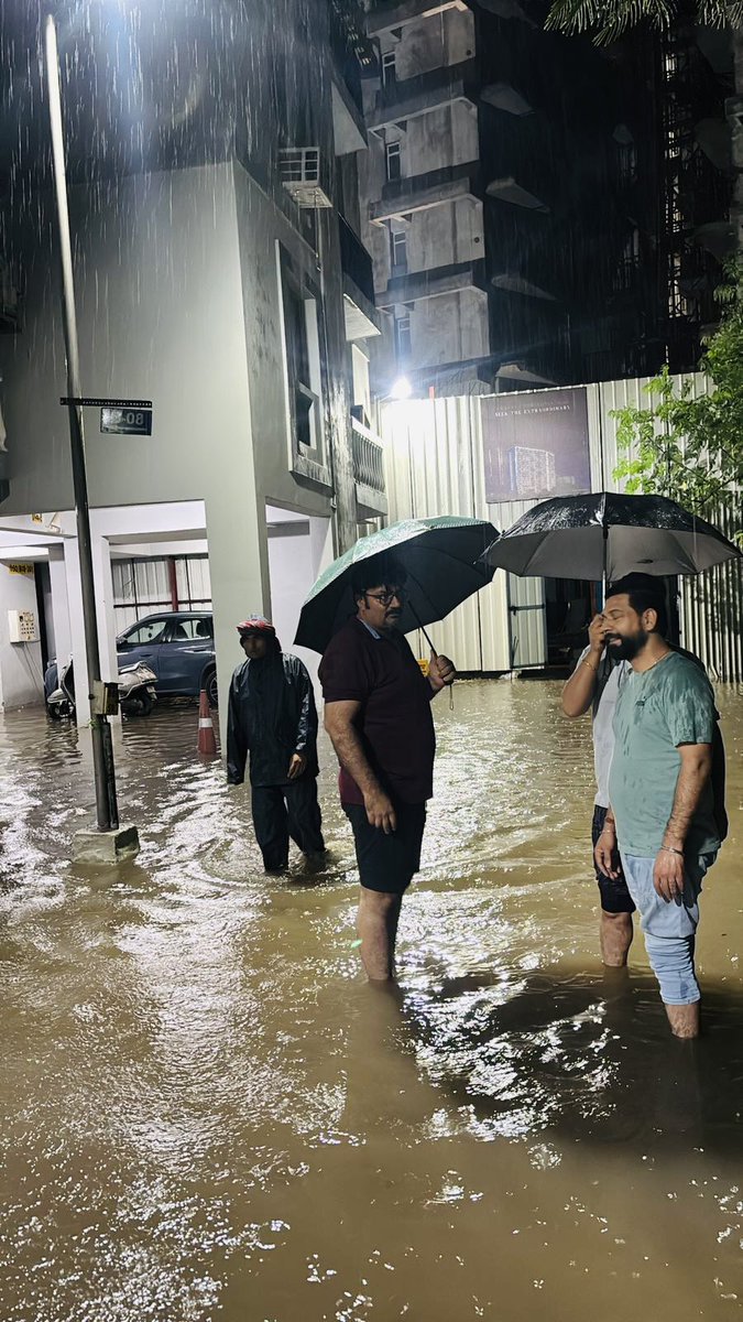 आज गुरुग्राम में भारी बारिश हुई, जिसके अनुरूप आर.डब्ल्यू.ए के साथियों के साथ सम्पूर्ण सोसाइटी का जायज लिया , स्तिथि पूर्णतः नियंत्रित थी। 

सोसाइटी का एक हिस्से का लेवल काफ़ी नीचे है, 
जहाँ ज़्यादा पानी भर जाता है, वहाँ स्टाफ की परमानेंट मौजूदगी है, और अतिरिक्त पम्प लगाकर पानी