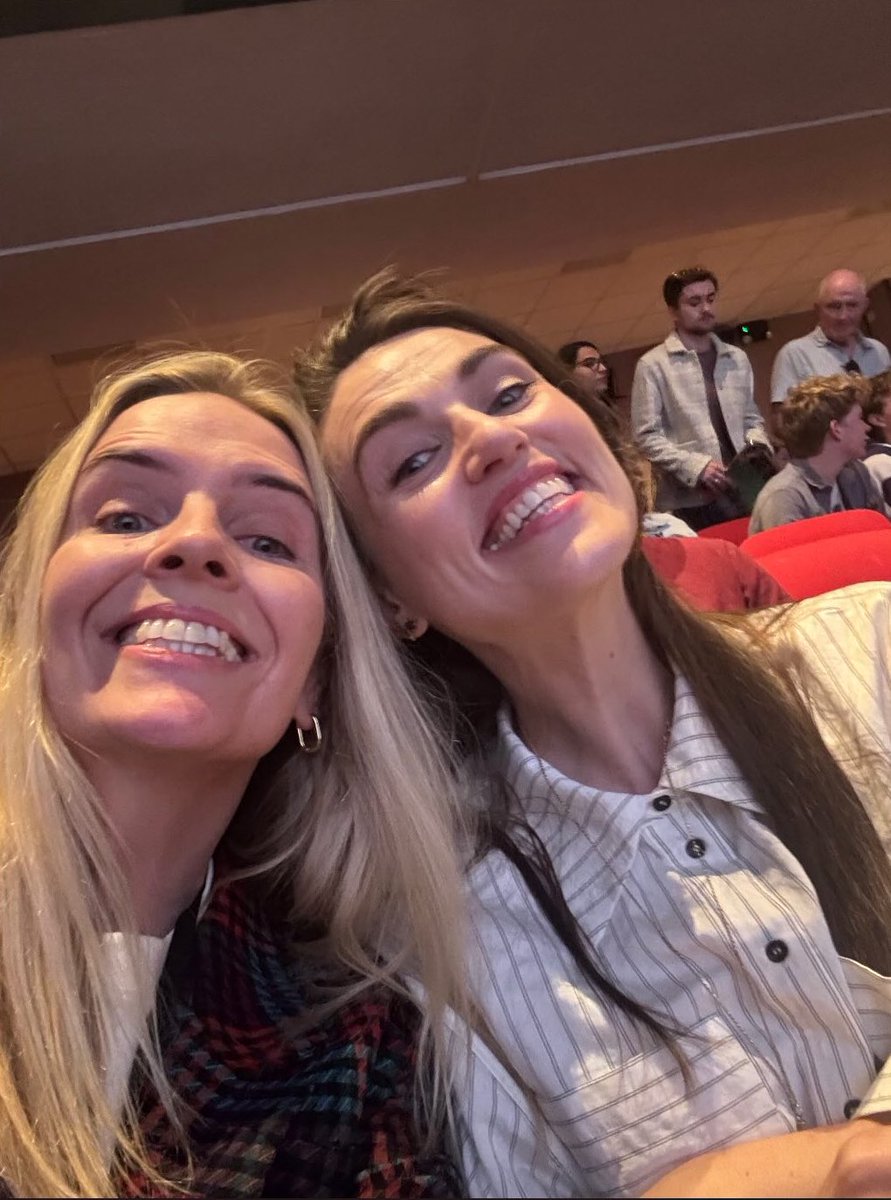 📲 | A QUALIDADE!! — A diretora Shaunagh Connaire em nova atualização em seu Instagram Stories ao lado de Katie McGrath durante a pré-estreia mundial de Brown Bread, realizada no segundo dia do Galway Film Fleadh, na Irlanda.

O curta, que marca um retorno sensível às raízes