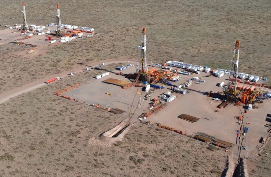 ReinaldoAlons13's tweet photo. La sociedad #Argentina de empresas petroleras #VMOS anunció esta semana la firma de un préstamo por USD 2.000 millones destinado a financiar la construcción del oleoducto #VacaMuertaSur que permitirá incrementar las exportaciones de crudo argentinas🛢️🇦🇷 
https://t.co/3iZ8DXJuGK https://t.co/BTGQ04MT6T