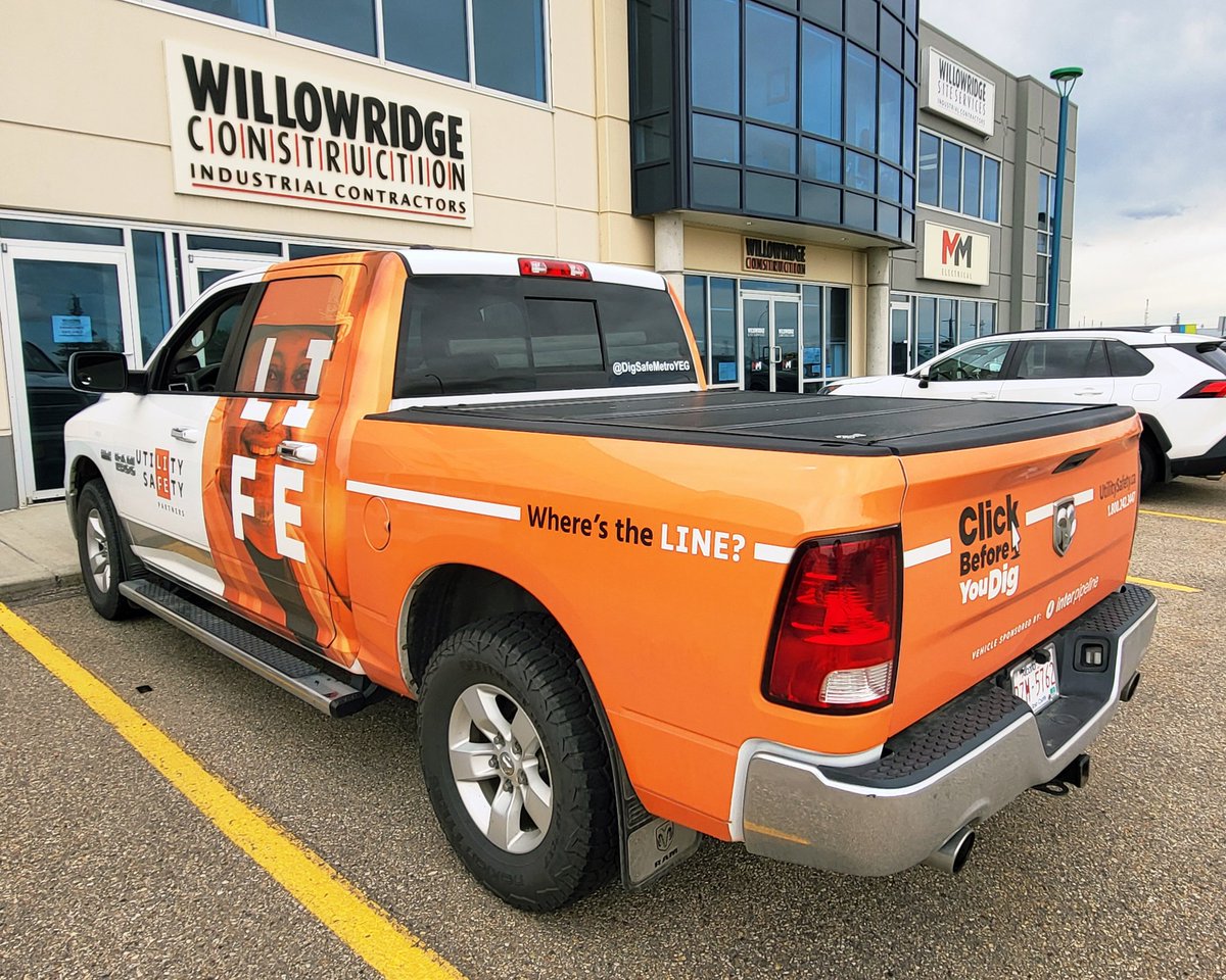 DigSafeMetroYEG's tweet image. This is my eighth season of stopping at WILLOWRIDGE CONSTRUCTION in Sherwood Park to drop off a bag of #DigSafe swag. Serena at reception remembers me and will pass on the swag to their Safety Coordinator. #ClickBeforeYouDig #WheresTheLine #SafetyFirst