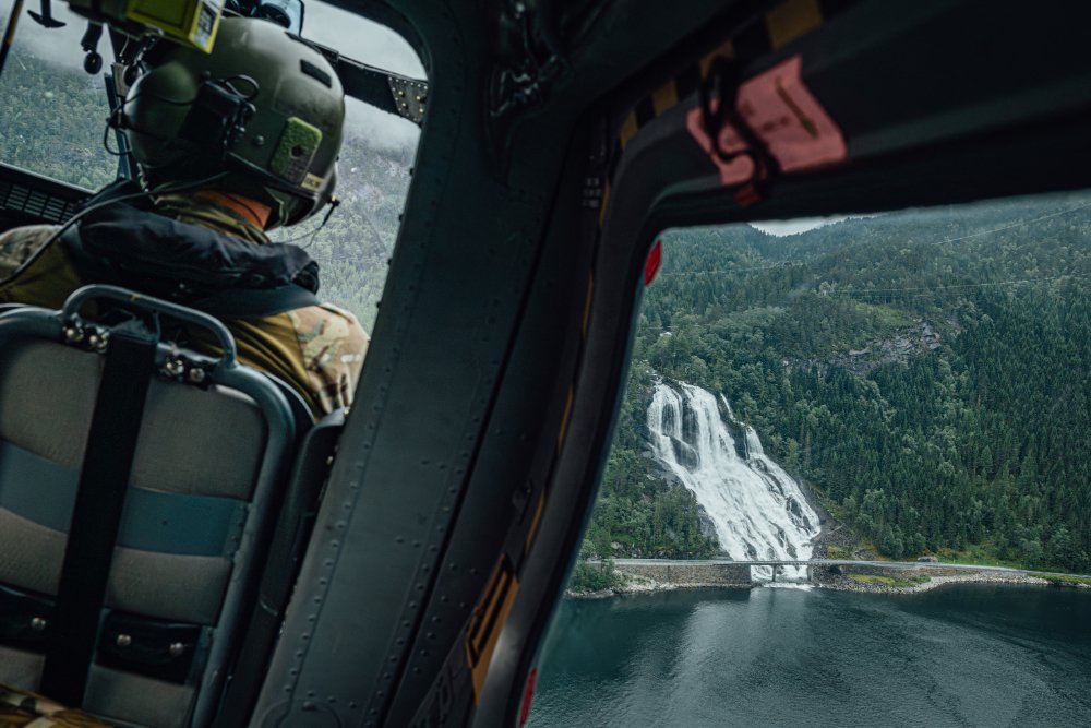 Approximately 300 🇧🇪 soldiers from the 3rd Parachute Battalion (3 Para) and supporting units are participating in Exercise Yellow Condor 2025 in Bergen 🇳🇴. This exercise serves as a testing phase for the development of the paracommandos’ riverine capability