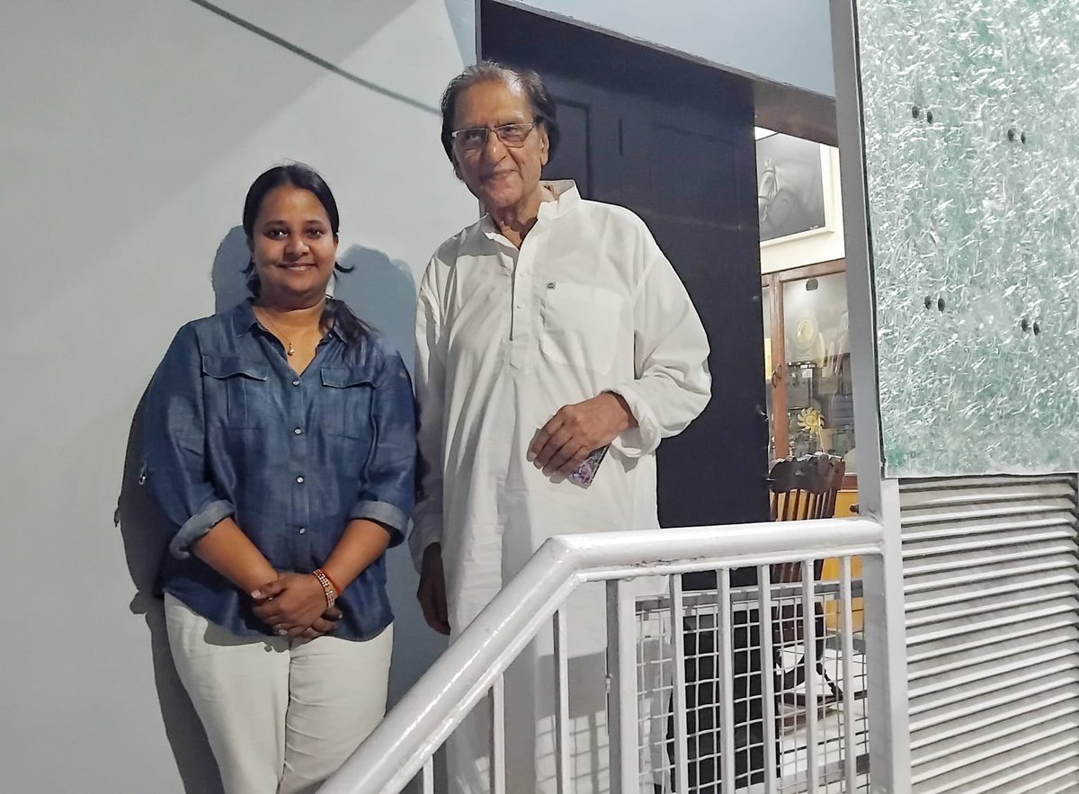 Upmita Vajpai (@upmita) on Twitter photo अल्फाजों के आलिम, <a href="/waseembarelvi/">Waseem Barelvi</a> से उन्हीं की चौखट, बरेली में उनके घर…
खुशनसीब महसूस होता है, जिन लफ्जों को सिर्फ लिखावट मैं महसूस किया था वो सीधे उसे गढ़ने वाले के कंठ से दो फलांग दूर बैठकर सुनने की किस्मत कोई हथेली पर धर दे।
पांव जमीन पर कैसे पड़ेंगे जब वसीम बरेलवी साहब अल्फाजों के आलिम, <a href="/waseembarelvi/">Waseem Barelvi</a> से उन्हीं की चौखट, बरेली में उनके घर…
खुशनसीब महसूस होता है, जिन लफ्जों को सिर्फ लिखावट मैं महसूस किया था वो सीधे उसे गढ़ने वाले के कंठ से दो फलांग दूर बैठकर सुनने की किस्मत कोई हथेली पर धर दे।
पांव जमीन पर कैसे पड़ेंगे जब वसीम बरेलवी साहब