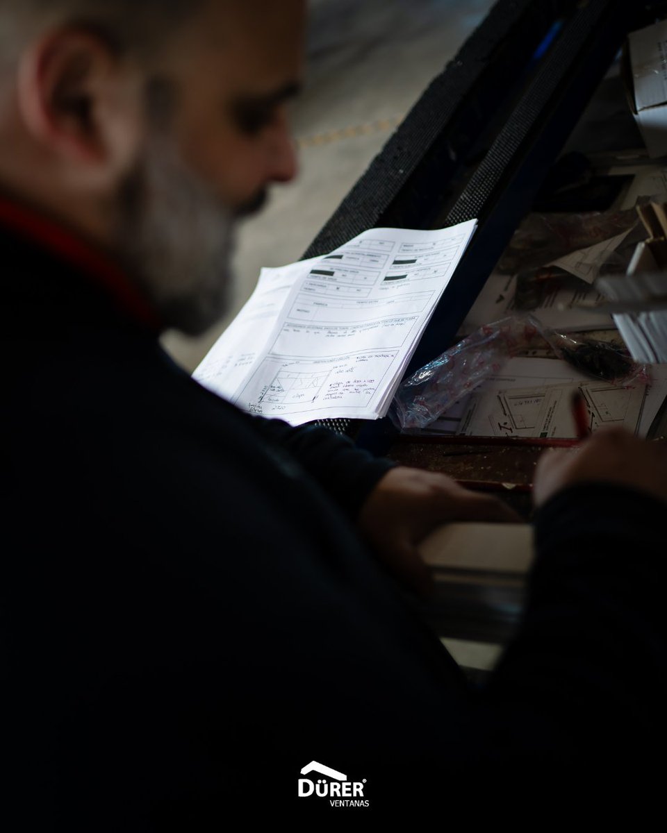 La excelencia en cerramientos comienza con un equipo técnico y comprometido. Cada serie de PVC y aluminio se trabaja con precisión por profesionales altamente cualificados. Gracias a su formación técnica, garantizamos cerramientos con los más altos estándares de calidad.