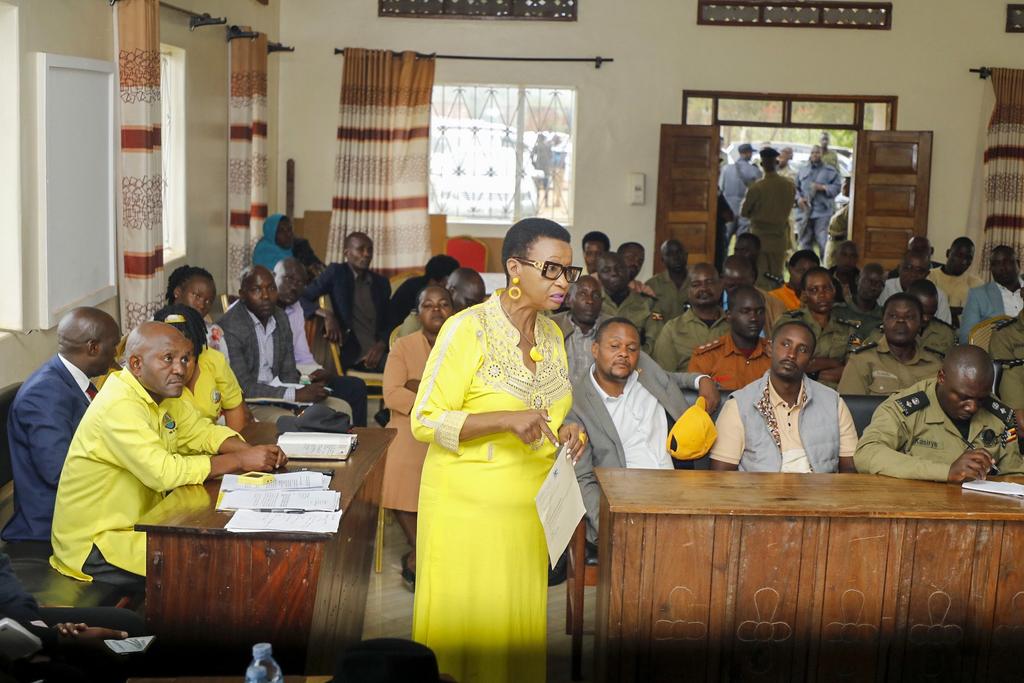 NayebaleDavid's tweet photo. IGP @igp_ug1 companied by Director of Operations AIGP  @Mwesigwa_Frank1, Director CPC AIGP @bamunoba24, and Commander Field Force Unit AIGP Nuwagira John, he addressed #Sembabule District Security Committee alongside candidates participating in the ongoing NRM primaries. https://t.co/tboQm7nz6P