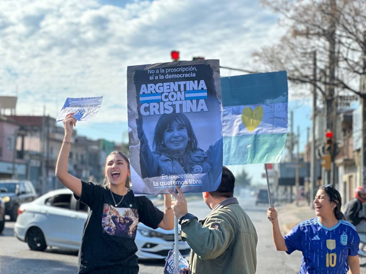 Compañeros y compañeras rumbo a Parque Lezama ✌🏼🇦🇷

#ArgentinaConCristina #CristinaLibre