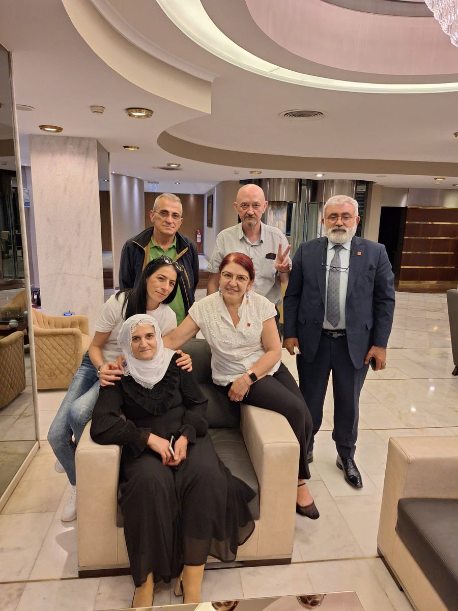 Hayattan koparılan pınar gültekin kız kardeşimizin ailesi 
Hayattan koparılan Burak kardeşimizin Babası adalet arayan aileler olarak bir aradayız . Duygularımı anlatmam mümkün değil 
#pınargültekiniçinadalet
#burakograşiçinadalet
#28kursun