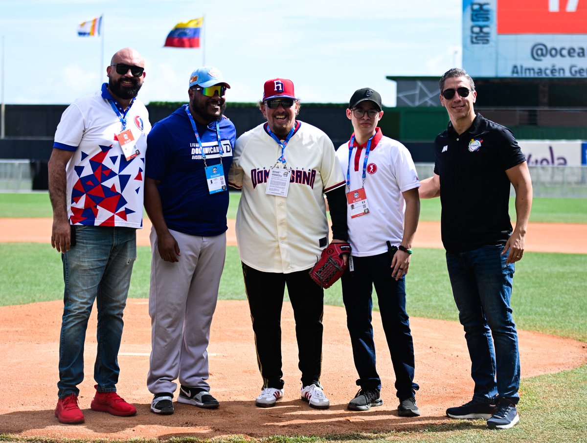 Federación Dominicana de Béisbol ⚾️🇩🇴 (@fedoberd) on Twitter photo Lanzamiento de strike 👏
Nuestro gerente general, <a href="/PavelAguilo/">Pável Aguiló</a>, tuvo el lanzamiento de honor previo al partido entre México 🇲🇽 y República Dominicana 🇩🇴 en la continuación de la #SDCKids.
#FEDOM. Lanzamiento de strike 👏
Nuestro gerente general, <a href="/PavelAguilo/">Pável Aguiló</a>, tuvo el lanzamiento de honor previo al partido entre México 🇲🇽 y República Dominicana 🇩🇴 en la continuación de la #SDCKids.
#FEDOM.
