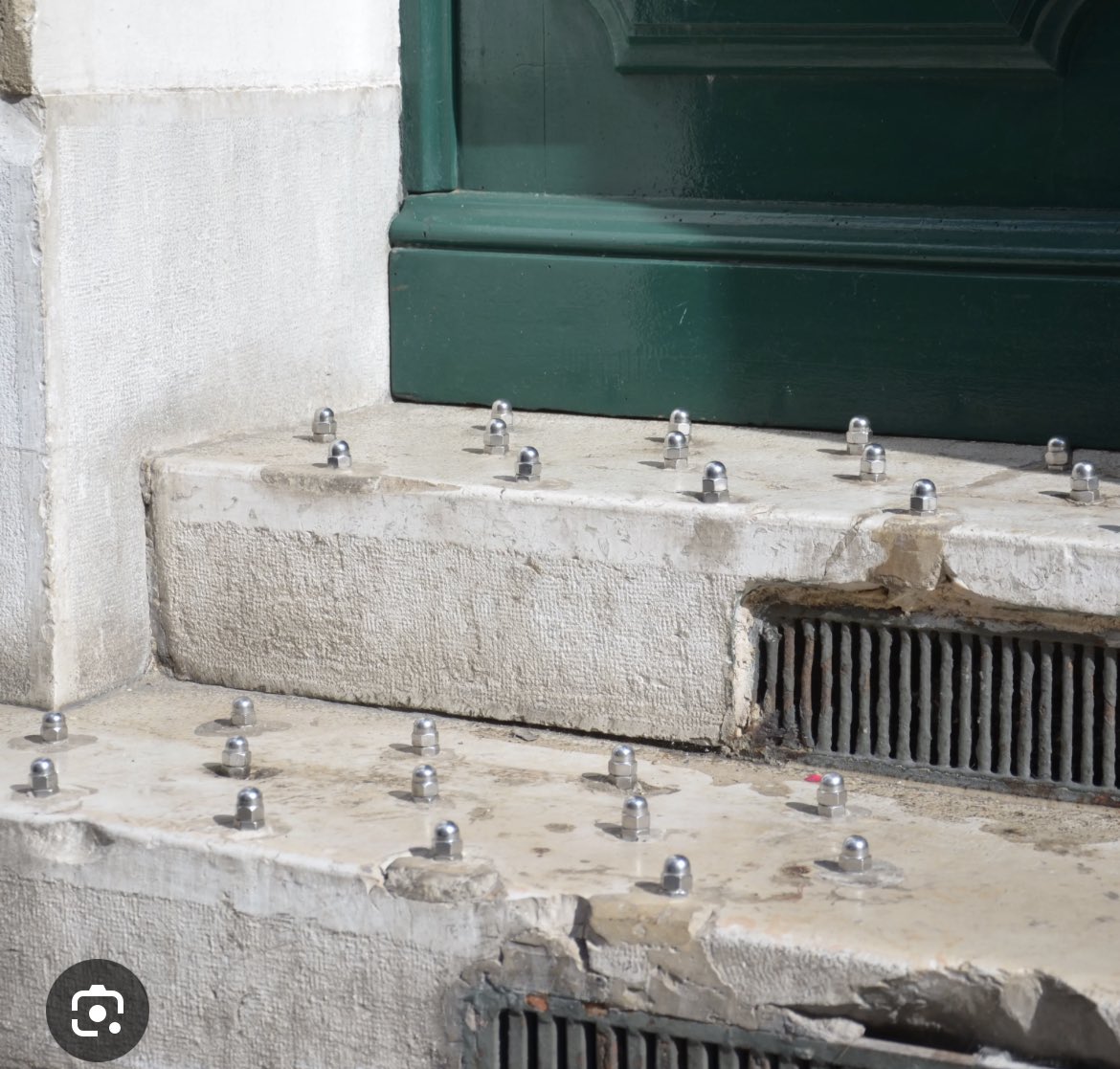 SolidDeebo's tweet image. #hostilearchitecture ? Hoe about hostile clothing ? #trump #iceraid . They won’t touch you if you’re covered in razor wire