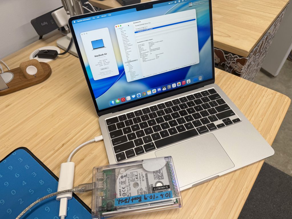 AppleX4_'s tweet image. 🪦 Adiós FireWire…
macOS Tahoe lo ha matado oficialmente.
Ni con 3 dongles y rezando a Steve Jobs lo reconoce.
Hasta el iPod tiene más soporte.
¿Tan difícil era dejarlo morir con dignidad, Apple?
#macOS #FireWire #AppleNostalgia