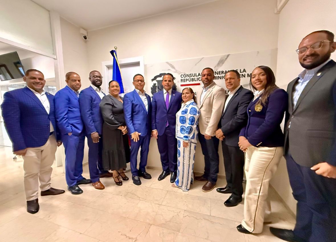 rdenmilan's tweet photo. 📍 Nuestro cónsul general, Miguel Vásquez Peña (@vasquezpena), recibió la visita de una delegación de diputados de la República Dominicana, encabezada por Eliazer Matos, presidente de la Comisión de Asuntos Municipales de la Cámara de Diputados.
#ComunidadDominicana https://t.co/yJbFoUvrvp