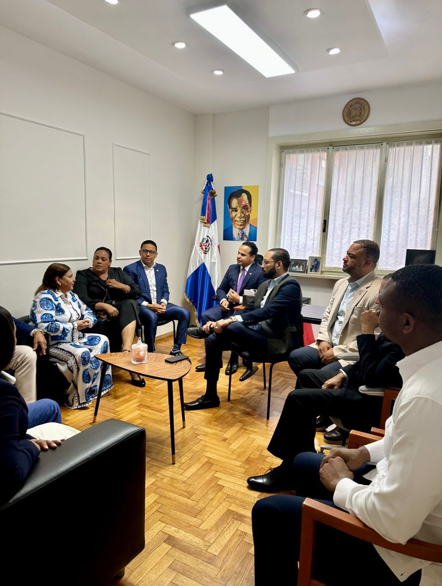 rdenmilan's tweet photo. 📍 Nuestro cónsul general, Miguel Vásquez Peña (@vasquezpena), recibió la visita de una delegación de diputados de la República Dominicana, encabezada por Eliazer Matos, presidente de la Comisión de Asuntos Municipales de la Cámara de Diputados.
#ComunidadDominicana https://t.co/yJbFoUvrvp
