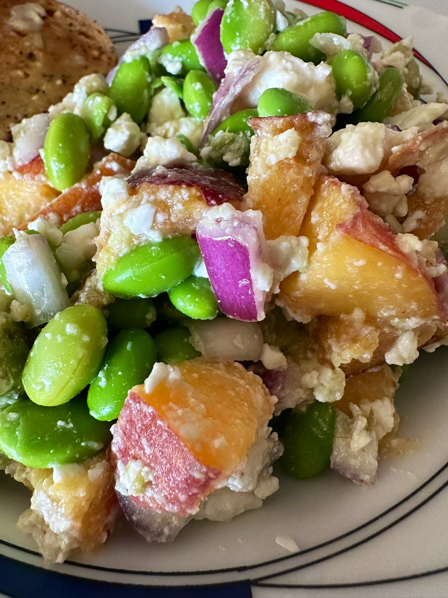 free_style_chef's tweet image. No cooking on hot days continues! 

We’ve got a simple but delicious salad with edamame, peach, onion, avocado, &amp;amp; feta cheese. Creamy and hearty and delicious. 

#twittersupperclub #salads