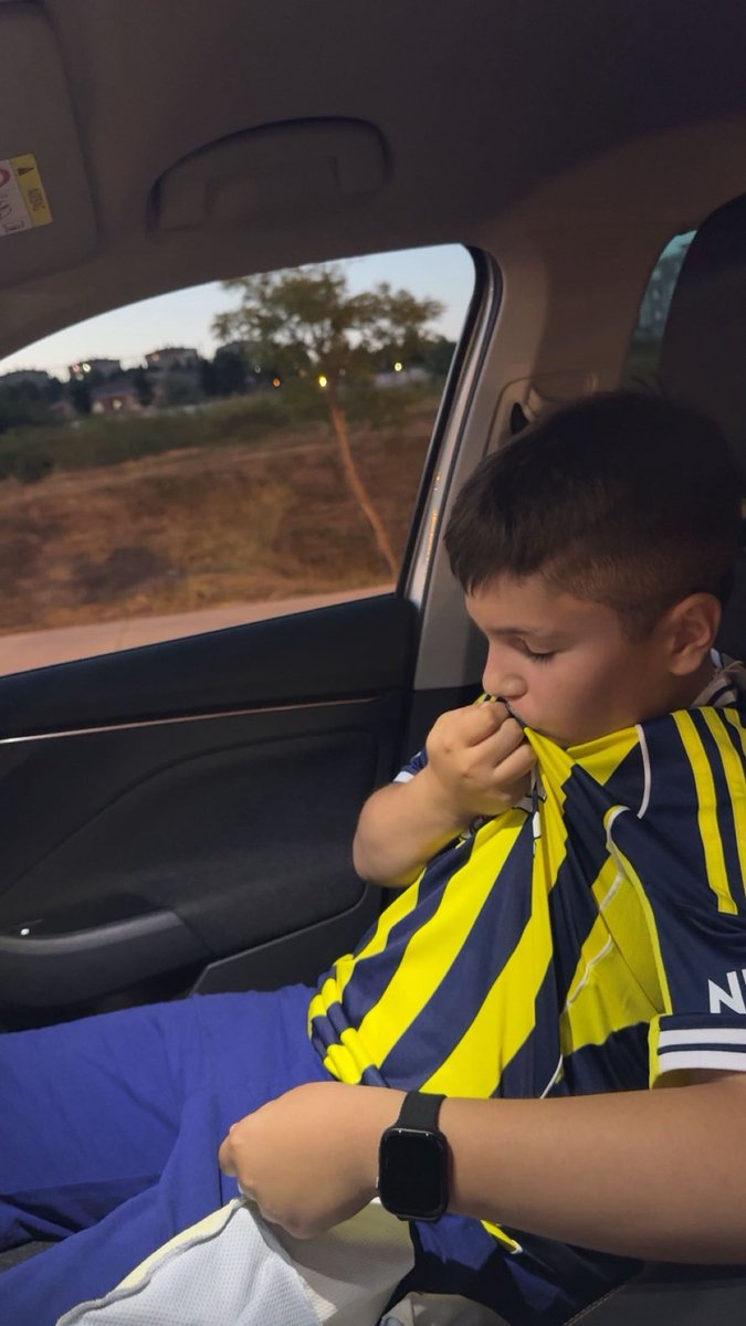 Kumbarasını kırdı, saydı… parası yetmedi.
Abi tamam, almayayım dedi. Tuttum kolundan, ‘Hayaller ertelenmez’ dedim. Bugün Fenerbahçe formasını değil, bir çocuğun hayalini giydirdim. Yıllar önce babam bana almıştı asla unutmam. Bugün ben kardeşime aldım unutmasın diye…