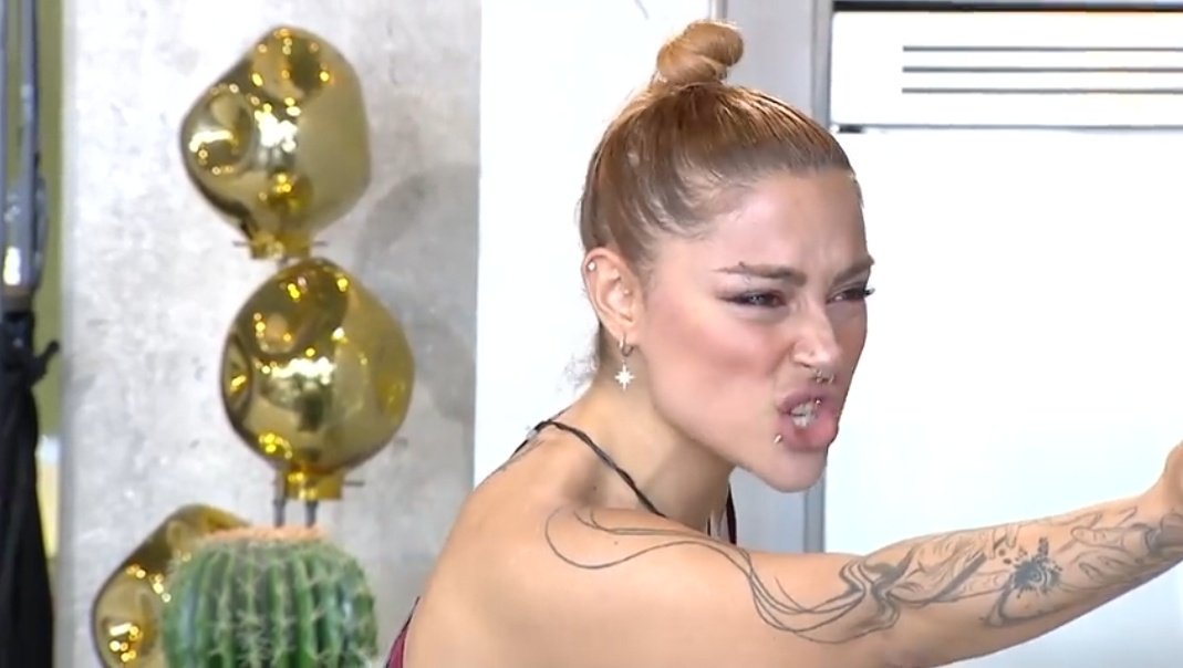 چشم دکمه‌ای tweet media