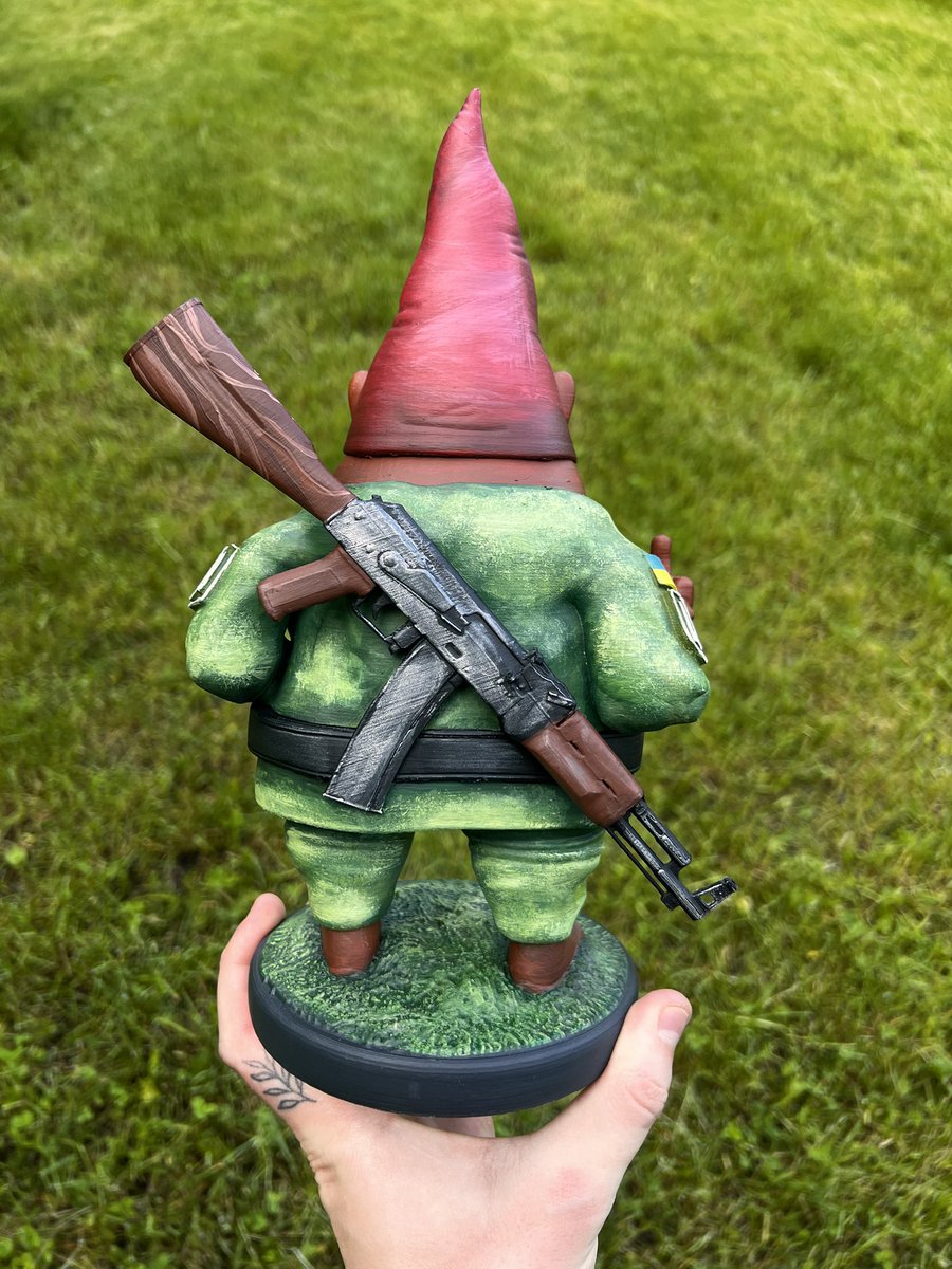 Night from Kyiv 🇺🇦 everyone! I’m pleased to introduce you to #GnomeFella in ZSU uniform in detail! He is ready to defend your garden from orcs! 
SLAVA UKRAINI