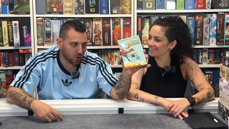 "Ha llegado otra joya, otro filler del año. Preparaos porque esto es un pepino para jugar hasta hartaros" - Javi Legacy

"El juego es divertidísimo, es super sencillo de reglas y nos lo hemos pasado super bien jugándolo. Te ríes muchísimo" - Ana unapartida

Aún no me lo creo 🙃