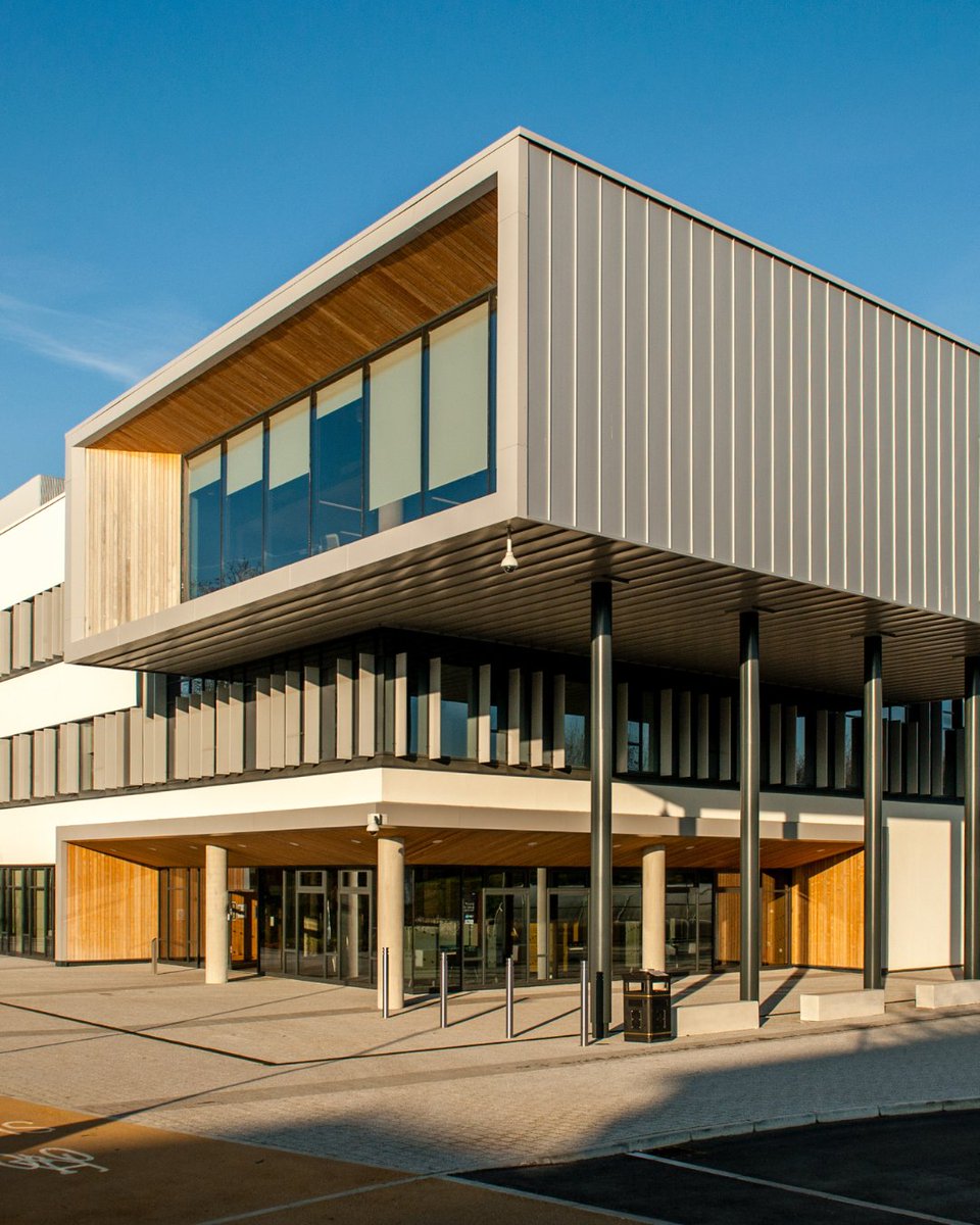 uniofglos's tweet image. Visit us this summer!π«βοΈ
Join one of our weekly guided campus tours at FCH, Park, and Oxstalls every Wednesday from 16 July to 27 August (except 13 August). You can also visit City Campus on 20 & 27 August!π£
To book your place please visit π glos.ac.uk/visit-us/campuβ¦