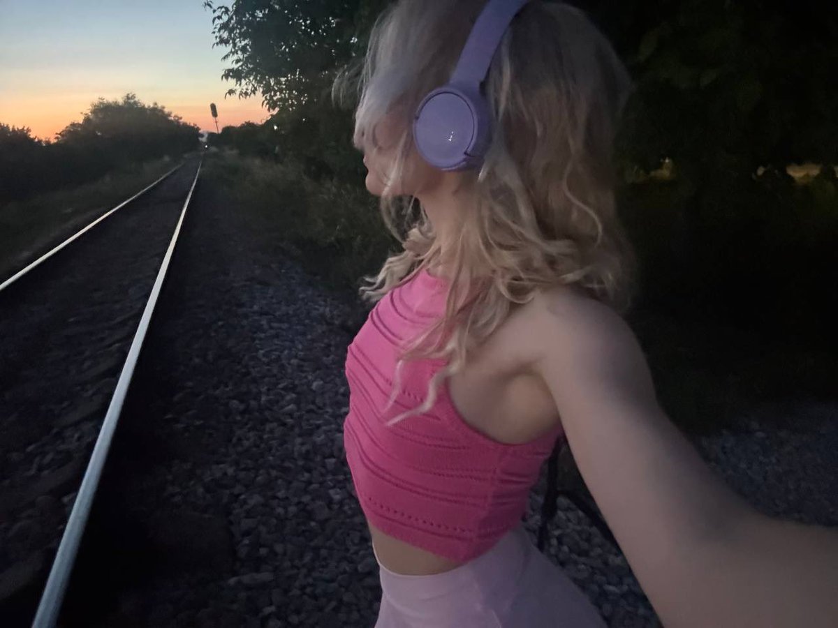 send2barbie's tweet photo. Me rn ignoring your poor ass https://t.co/5E0qJ2PknE