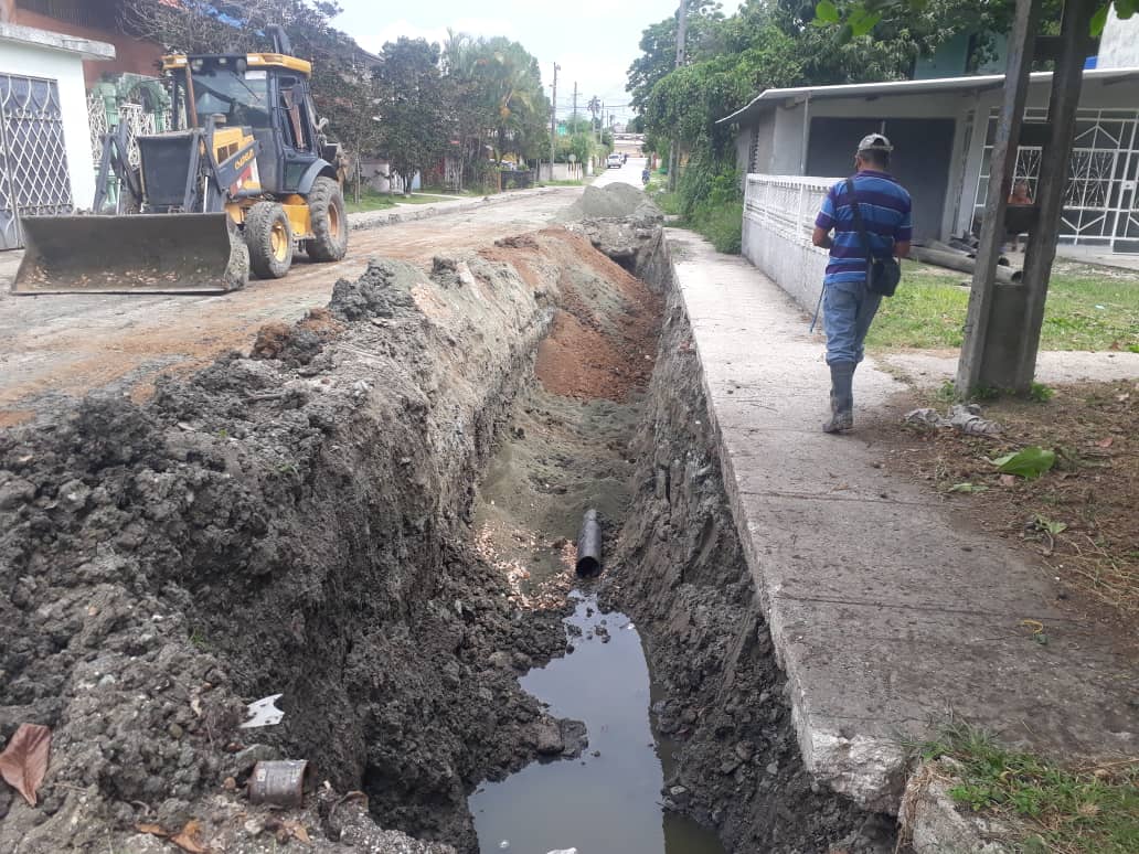 Realizan trabajos conjuntos <a href="/geomineracentro/">geomineradelcentro</a> con Empresa Acueducto y Alcantarillado para la reparación de salideros de aguas albañales que afectan a la población; solucionando planteamientos envejecidos en el Consejo Popular Capiro Santa Catalina
#GeoMCmineralesparaeldesarrollo