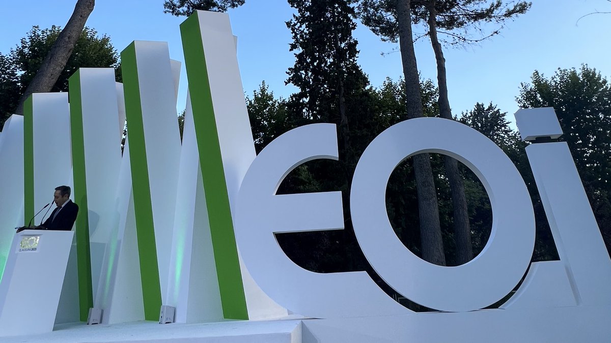 EOI (@eoi) on Twitter photo 📢 El director general de EOI <a href="/bayonlopez/">José Bayón</a> toma la palabra para agradecer su presencia a <a href="/jgbrustenga/">Jordi G. Brustenga</a>, y al padrino de la Promoción, y dar la bienvenida a todos los presentes.
🗣️"Gracias por estar hoy aquí, y por confiar en EOI, gracias al Claustro y empresas"
#SomosEOI 📢 El director general de EOI <a href="/bayonlopez/">José Bayón</a> toma la palabra para agradecer su presencia a <a href="/jgbrustenga/">Jordi G. Brustenga</a>, y al padrino de la Promoción, y dar la bienvenida a todos los presentes.
🗣️"Gracias por estar hoy aquí, y por confiar en EOI, gracias al Claustro y empresas"
#SomosEOI