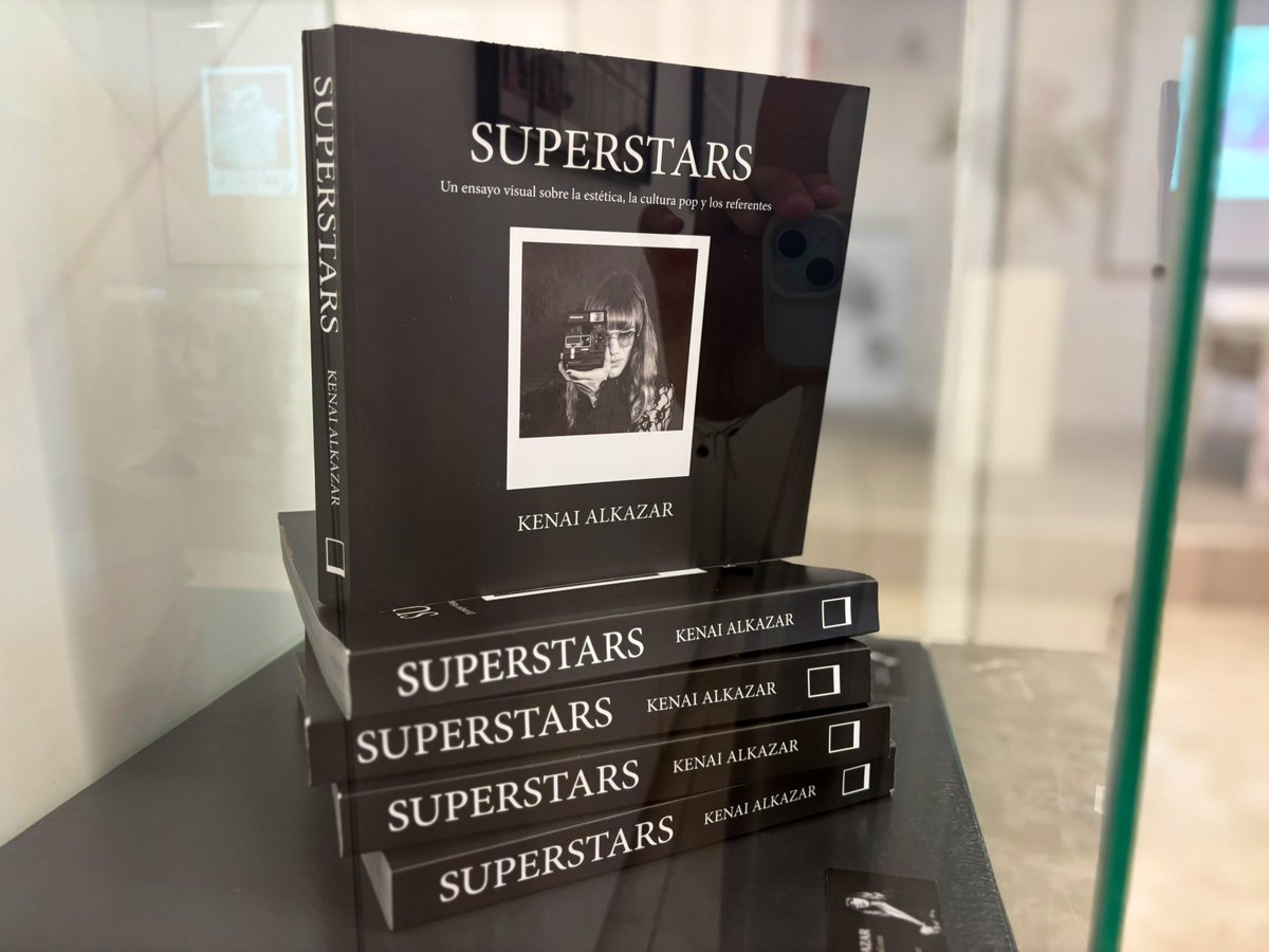 SocialistesInca's tweet photo. 150 polaroids i 30 entrevistes conformen el llibre "Superstars" de Kenai Alkazar, un assaig visual sobre l'estètica, la cultura pop i els referents.

L'artista ha presentat el seu llibre i l'exposició "Superstars" al @museuinca i els @SocialistesInca no ens ho hem volgut perdre! https://t.co/421UZMVzkm