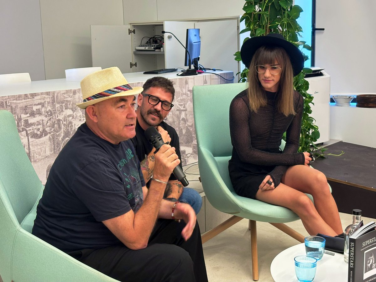 SocialistesInca's tweet photo. 150 polaroids i 30 entrevistes conformen el llibre "Superstars" de Kenai Alkazar, un assaig visual sobre l'estètica, la cultura pop i els referents.

L'artista ha presentat el seu llibre i l'exposició "Superstars" al @museuinca i els @SocialistesInca no ens ho hem volgut perdre! https://t.co/421UZMVzkm