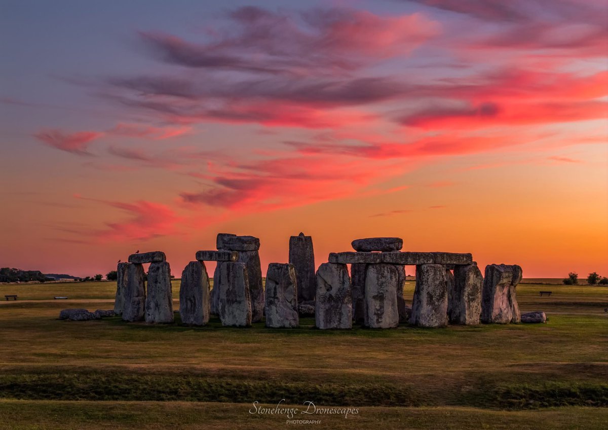 Amazing sunset at Stonehenge last night 😍🩷❤️🧡💛 photo credit Nick Bull 🙏
#sunset #summer #July #beautiful #landscape #history