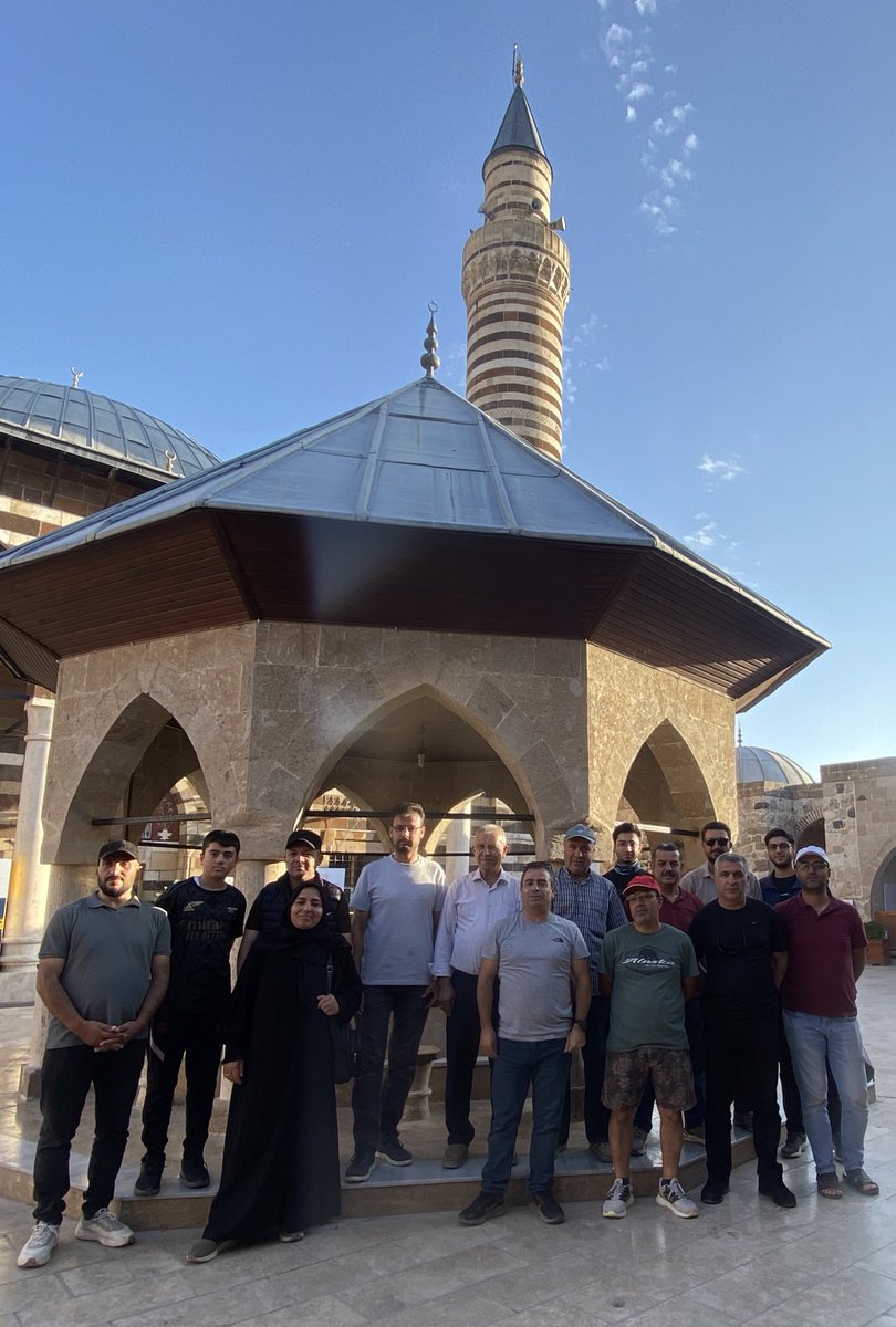 Eski Van Şehri’nde Zamanda Yolculuk Yaptık! 

Bugün, tarihin derin izlerini taşıyan Eski Van Şehri’nde unutulmaz bir keşif gerçekleştirdik.

Hüsrevpaşa Camii önünden başlayan gezimizde, geçmişin izlerini yerinde dinledik, yüzyıllık taşlara dokunduk. Her adımda Van’ın kadim
