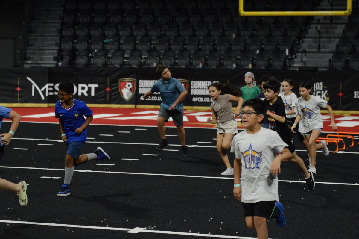 After practice we hosted the kids of Henderson for a clinic to be active and have fun with the Knight hawks!!!💪🏈