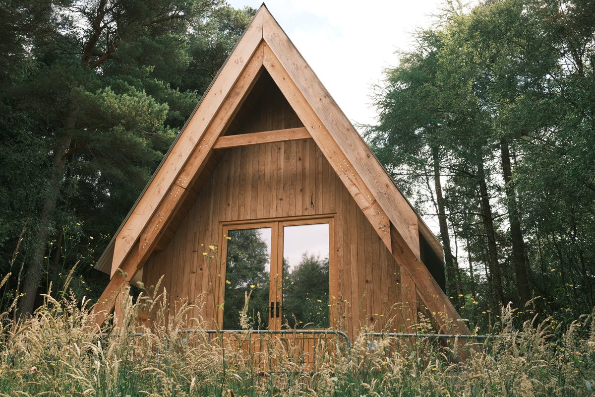 WaltonBob's tweet photo. This morning's walk was around the arts quarter in Dalby Forest. 
Rachel Whiteread's 2019 Nissen Hut is being joined by Clearfell House, a new arts building that is now almost finished. A project by M-Arch #architecture students at Central Saint Martins using bio-based materials. https://t.co/gpKDgUBybY