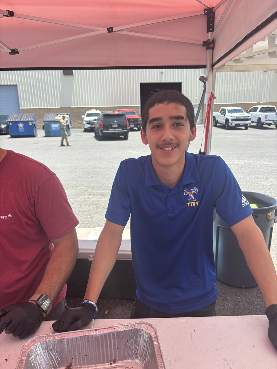 CoachLanceDale1's tweet image. Primo Processing of Hondo,TX cooking up the good eats for our many great first responders again today in Kerr County and our @TivyHS athletes serving up the food and showing their appreciation
#TFND
@TFNDFootball
@TFNDVolleyball
@CoachNeill