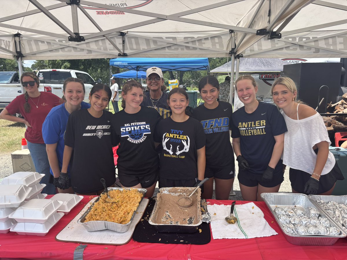 CoachLanceDale1's tweet image. Primo Processing of Hondo,TX cooking up the good eats for our many great first responders again today in Kerr County and our @TivyHS athletes serving up the food and showing their appreciation
#TFND
@TFNDFootball
@TFNDVolleyball
@CoachNeill