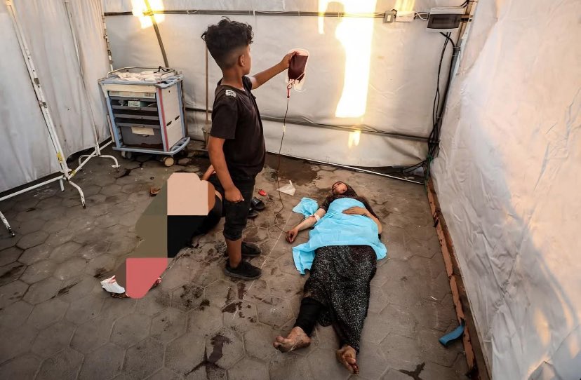 هاي الست المصابة افترشت الأرض لأنه فش عدد أسرّة كافي، والله غير ربنا ينتقم منكم ع صمتكم.