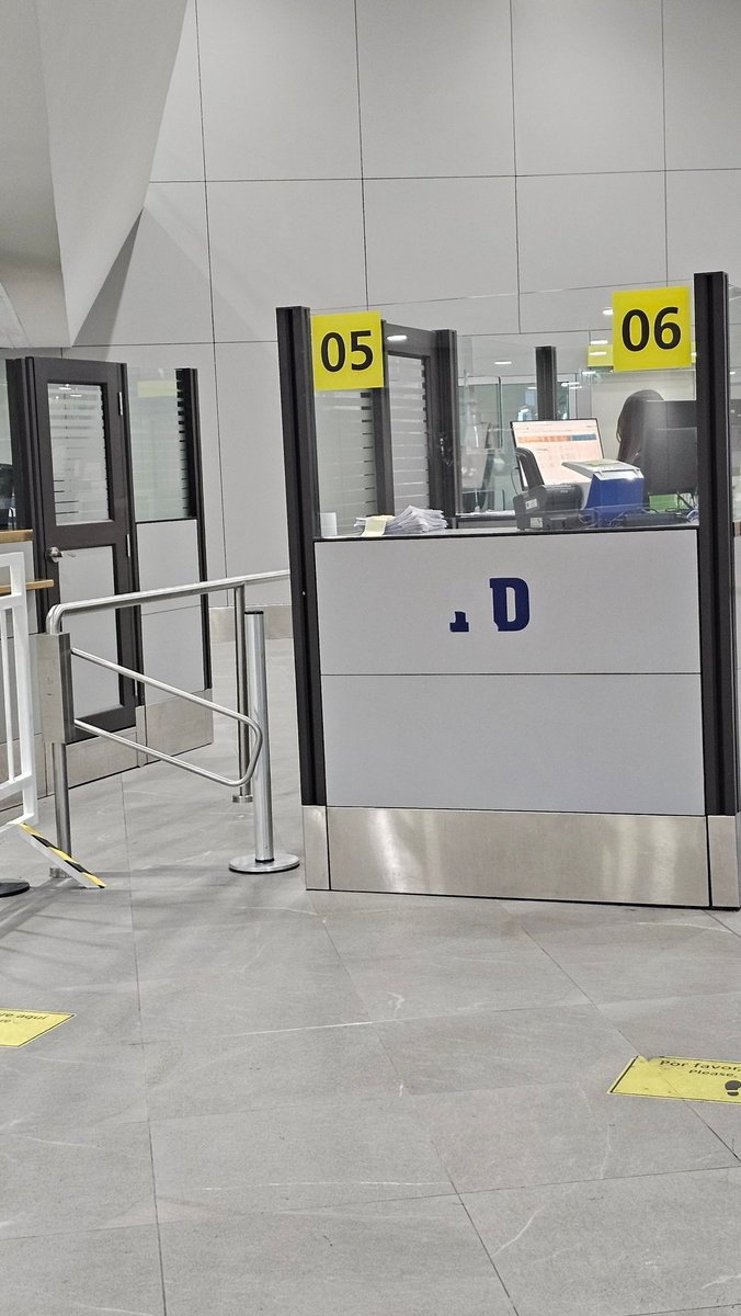 nacho2127's tweet photo. @PDI_CHILE cuando el trabajo administrativo es mas importante que atender al centenar de pasajeros llegando al aeropuerto https://t.co/SnDS96YE3l