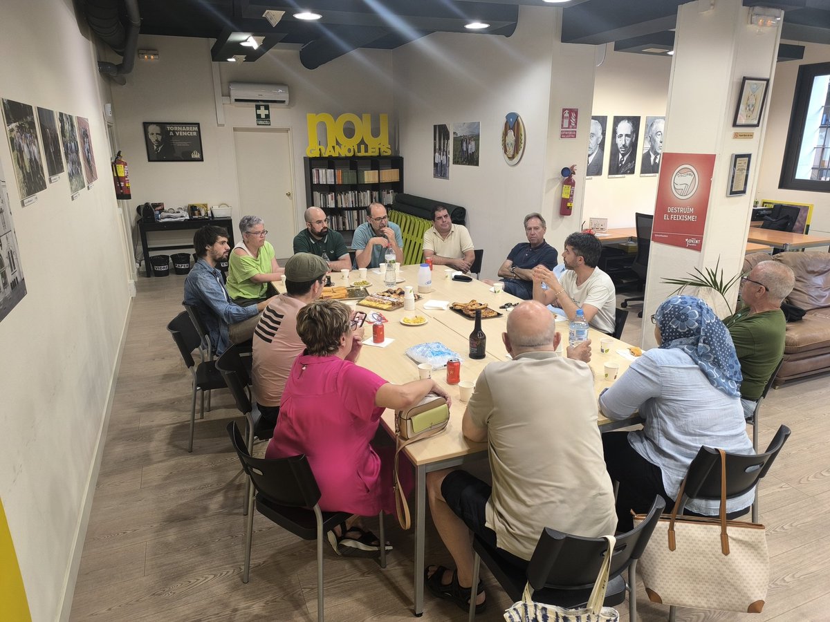 ERC Granollers (@ercgranollers) on Twitter photo Avui hem fet una trobada per acomiadar el curs amb diversos militants i ens ha visitat el secretari de relacions internacionals d'<a href="/Esquerra_ERC/">Esquerra Republicana</a>, <a href="/adriaguevara_/">Adrià Guevara</a>. Una molt bona tertúlia de la situació política del país i internacional, abans de les vacances! Avui hem fet una trobada per acomiadar el curs amb diversos militants i ens ha visitat el secretari de relacions internacionals d'<a href="/Esquerra_ERC/">Esquerra Republicana</a>, <a href="/adriaguevara_/">Adrià Guevara</a>. Una molt bona tertúlia de la situació política del país i internacional, abans de les vacances!