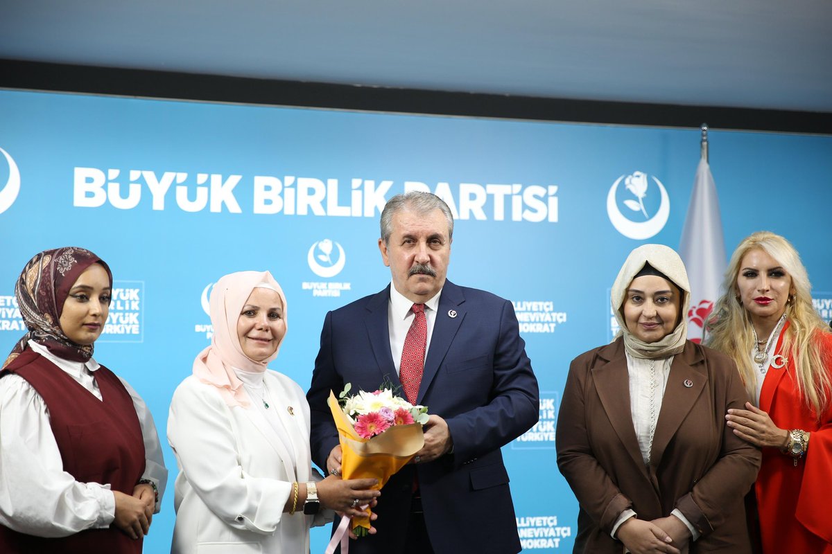 Dilek_Keskin14's tweet photo. 📍 Genel Merkez | Ankara

Bugün İstanbul İl Kadın Kolları Başkanımız Sn. Hülya Şencan ve İstanbul teşkilatımızdan değerli kadın yol arkadaşlarımız Genel Merkezimizde bizleri ziyaret ettiler.

Kadın kolları olarak Genel Başkanımız Sayın Mustafa Destici’nin haftalık basın toplantısına katıldık.
Ardından, Genel Başkanımızın kıymetli eşi Şükriye Destici Hanımefendi’nin büyük bir özenle hazırladığı aşureyi, kendisinin ikramıyla hep birlikte paylaştık.

Birliğin, bereketin, kardeşliğin simgesi aşure gibi; farklılıklarımızla bir ve beraber olmanın güzelliğini yaşadık.
Kadınların sesiyle güçlenen partimizde, dayanışmamız büyüyerek devam ediyor!

#BüyükBirlikKadınKolla
#BirliğinVeKardeşliğinKalesi
#MustafaDestici
#KadınlarBİRLİKteGüçlü 
@bbpistanbulil