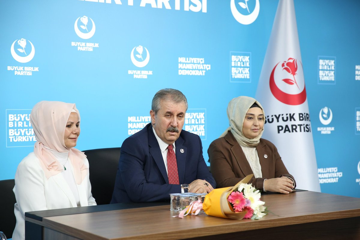 Dilek_Keskin14's tweet photo. 📍 Genel Merkez | Ankara

Bugün İstanbul İl Kadın Kolları Başkanımız Sn. Hülya Şencan ve İstanbul teşkilatımızdan değerli kadın yol arkadaşlarımız Genel Merkezimizde bizleri ziyaret ettiler.

Kadın kolları olarak Genel Başkanımız Sayın Mustafa Destici’nin haftalık basın toplantısına katıldık.
Ardından, Genel Başkanımızın kıymetli eşi Şükriye Destici Hanımefendi’nin büyük bir özenle hazırladığı aşureyi, kendisinin ikramıyla hep birlikte paylaştık.

Birliğin, bereketin, kardeşliğin simgesi aşure gibi; farklılıklarımızla bir ve beraber olmanın güzelliğini yaşadık.
Kadınların sesiyle güçlenen partimizde, dayanışmamız büyüyerek devam ediyor!

#BüyükBirlikKadınKolla
#BirliğinVeKardeşliğinKalesi
#MustafaDestici
#KadınlarBİRLİKteGüçlü 
@bbpistanbulil