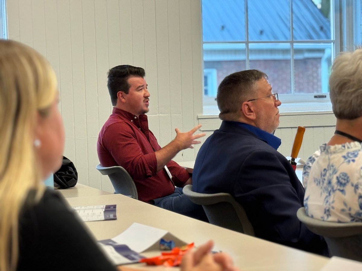 VARuralCenter's tweet image. “Rural VA more recently is seeing an uptick in growth. While a positive trend, it puts more emphasis on a need for more affording housing inventory.”
Chris Thompson, Director of Strategic Housing with @VirginiaHsg shared with #VRLI housing trends and the impact in rural areas.